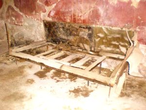 Sänky Herculaneumista, Casa del Mobilio Carbonizzato, Ins. V,5, kuva: Laura Nissinen