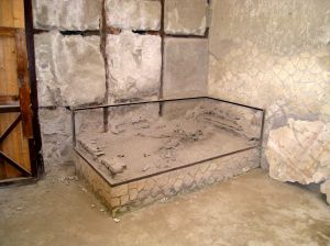 Esinelöydöt ovat tärkeitä huonetilojen tunnistamisessa. Kuvassa sänky Herculaneumista,Sacello degli Augustali, Ins. VI,21-24, kuva: Laura Nissinen