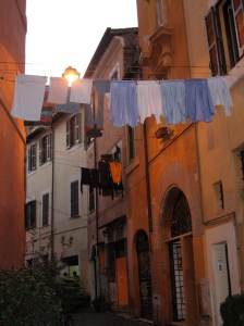 Pyykkejä kuivumassa Trasteveren kujilla