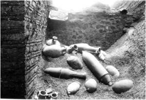 Vulkaanisen kerroksen alta paljastuvia viiniamforoita pompejilaisessa talossa. 