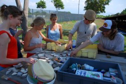 Opiskelijat pesemässä keramiikkaa Pompejissa. Kuva: Riku Kärkkainen