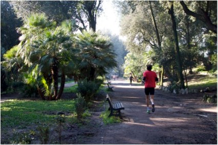Lenkkeilijöitä Pamphilin puistossa