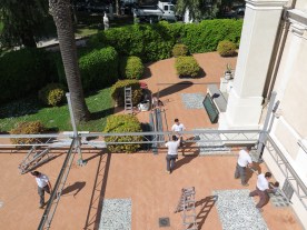 Juhlateltan pystytystalkoot instituutin pihalla