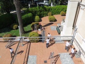 Juhlateltan pystytystalkoot instituutin pihalla