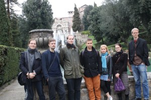 Kurssilaiset Villa d'Esten puutarhassa. Vasemmalta: Niko Nyqvist, Erik Henriksson, Markus Lähteenmäki, Uula Neitola, Mira Harjunpää, Iina Julkunen, Urpo Kantola