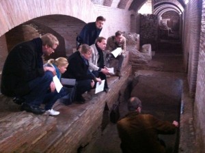 Rian ja Tuomaksen kanssa tutustumassa San Lorenzon alaisiin kaivauksiin Olof Brandtin johdolla.