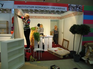 Rooman-Instituutin kautta aikain ensimmäistä messuosastoa rakentamassa 2011