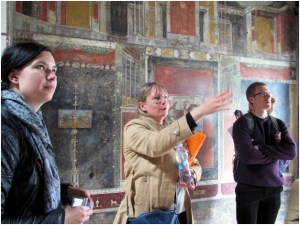 Kolmas retkemme suuntasi Pompeijiin, missä asiantuntijaoppaanamme toimi Ria Berg.