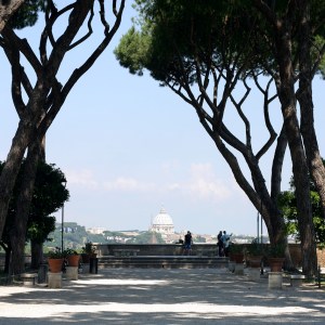 Näkymä Rooman Aventinus-kukkulalta, taustalla Pietarinkirkko 