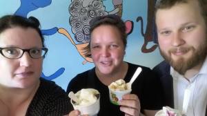 Uusi ja vanha, eli säätiön asiamies 2012-16, FT Eeva-Maria Viitanen sekä uutena asiamiehenä elokuussa 2016 aloittanut FM Reima Välimäki jäätelöllä Helsingissä. Mukana myös säätiön apulaisasiamies Laura Nissin