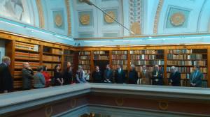 Asiamies Viitanen ja säätiön valtuuskunta tutustumassa remontoituun Kansalliskirjastoon