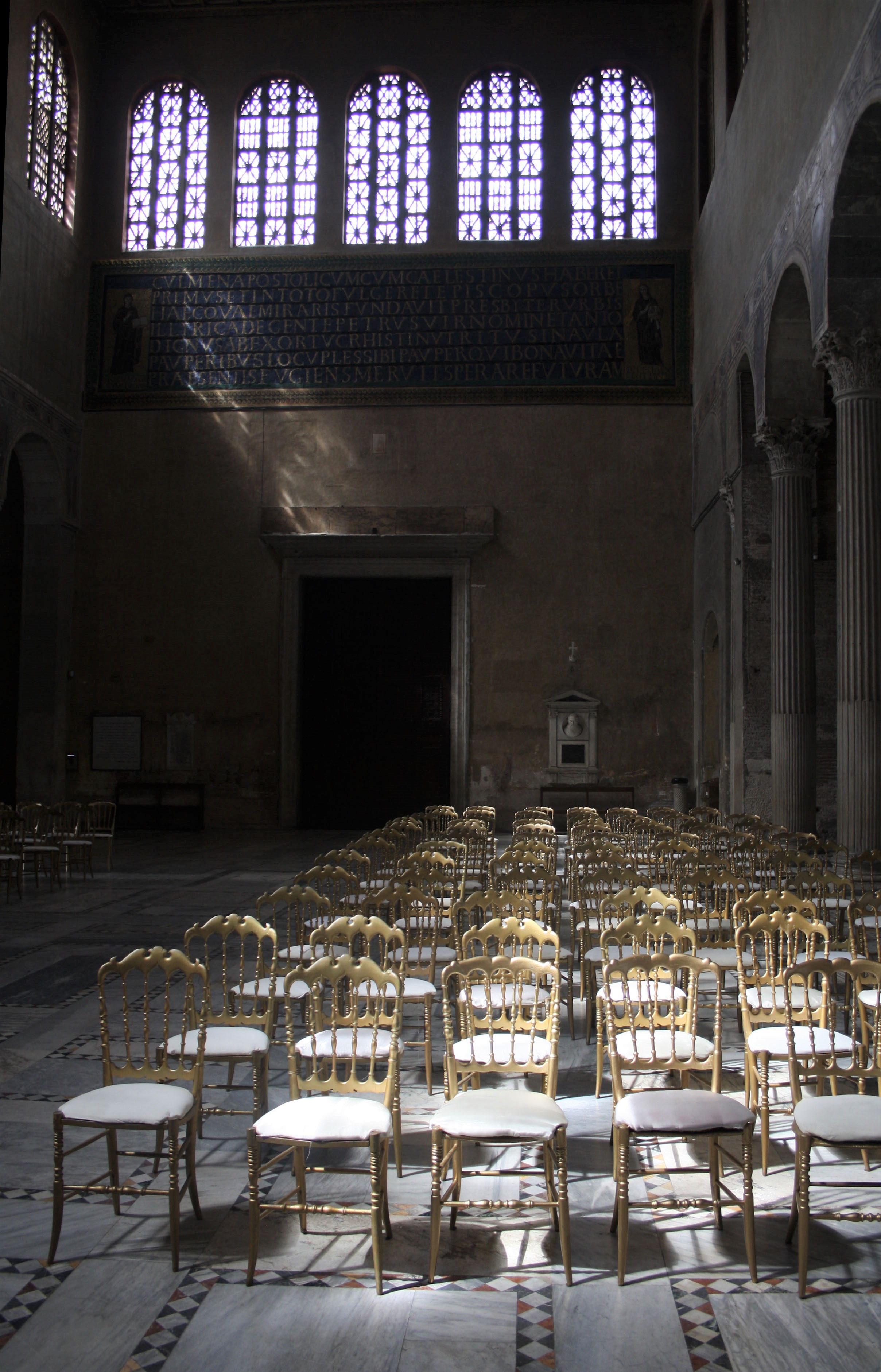 Santa Sabinan kirkko sisältä