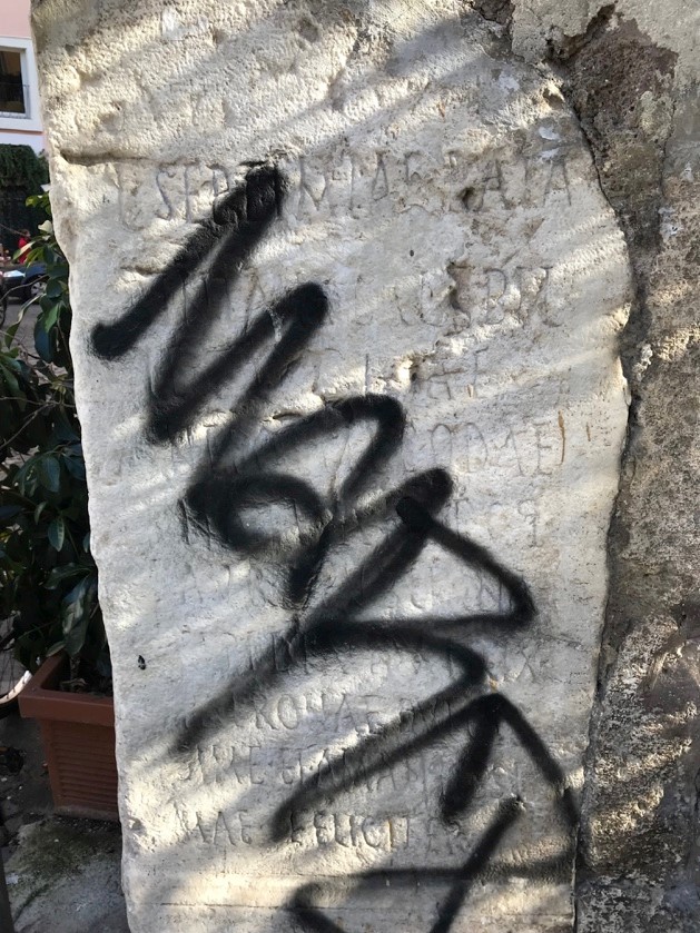Piirtokirjoitus, jossa moderni graffiti 