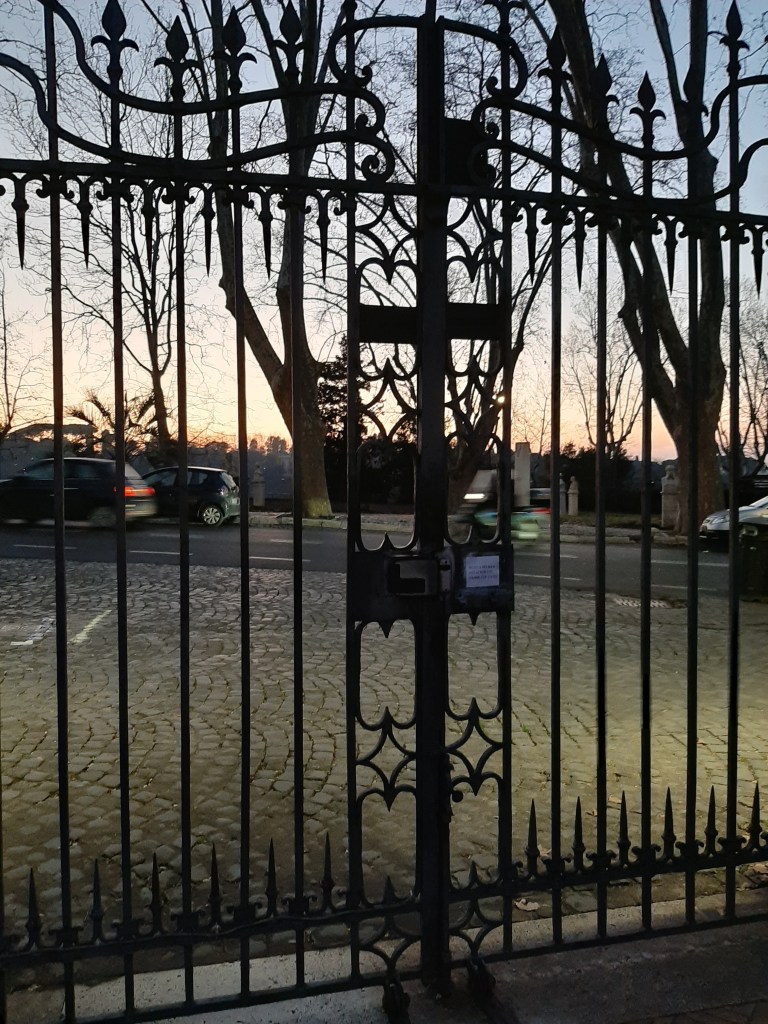 Kuvassa Villa Lanten portti