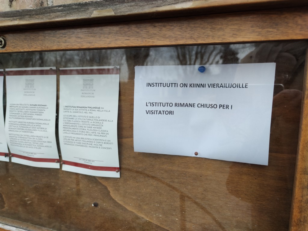 Kuvassa instituutin ilmoitustaulu