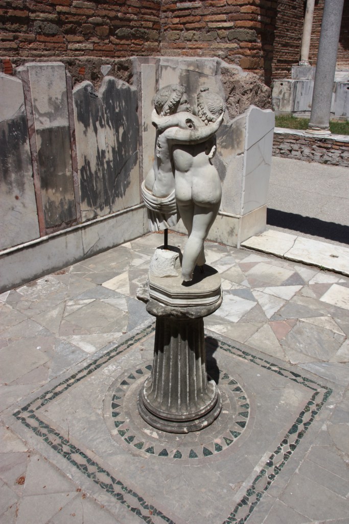 Amorin ja Psykhen patsas. 