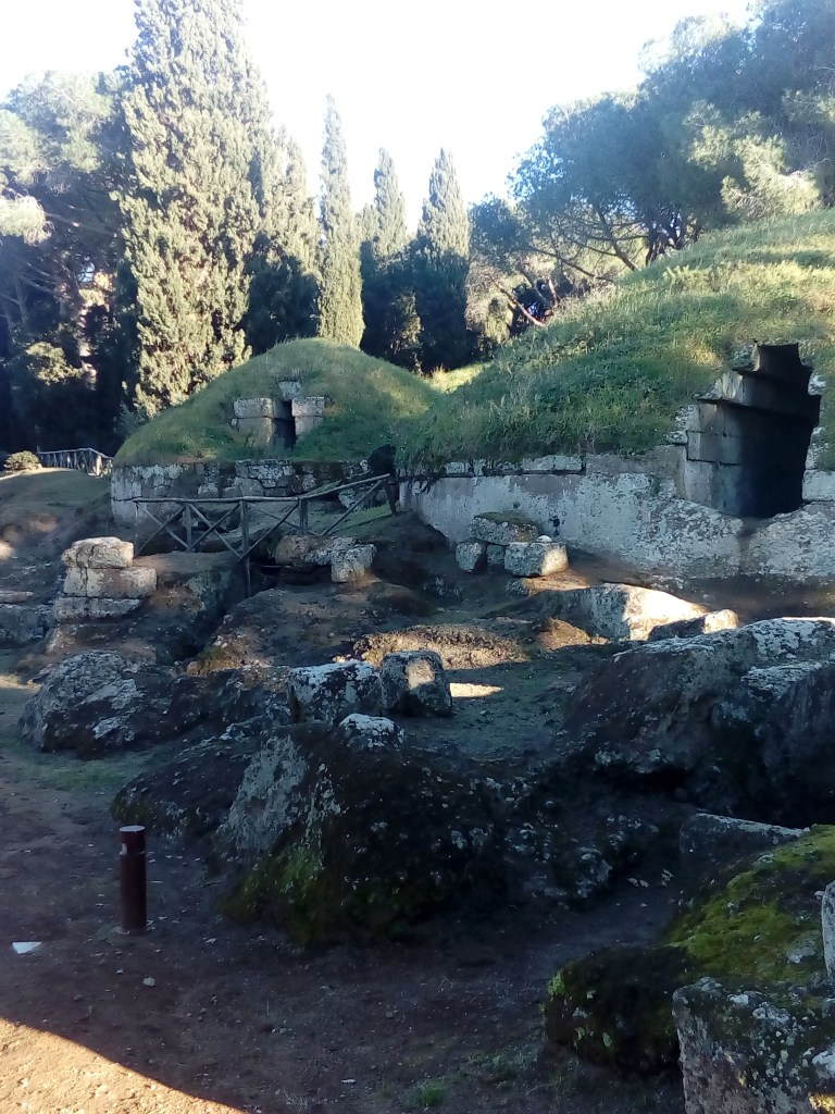 Tumuleja eli etruskien hautakumpuja.