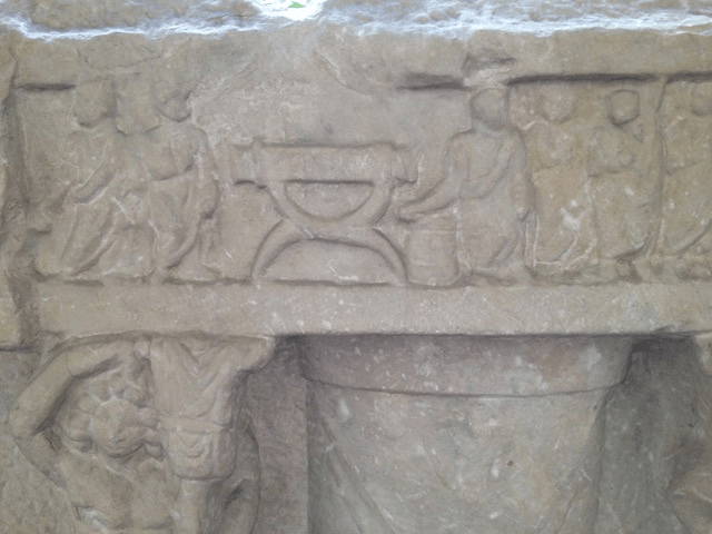 Reliefissä kuvattuna roomalaisen virkamiehen tuoli. 