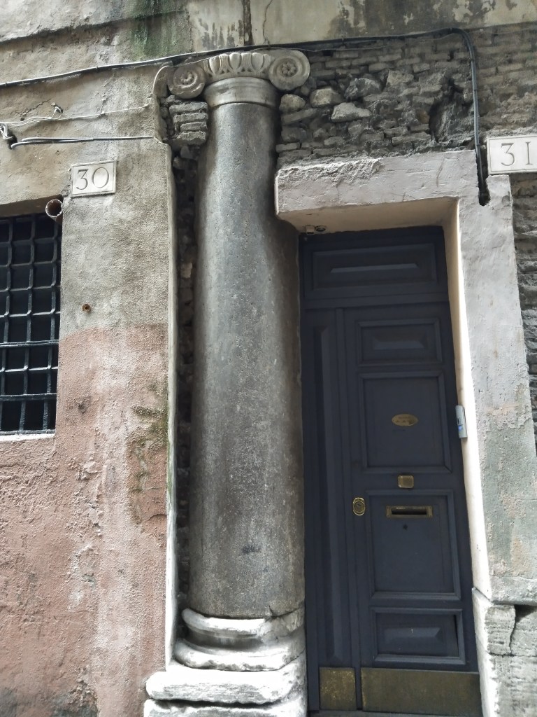 Roomalainen pylväs talon seinässä. 