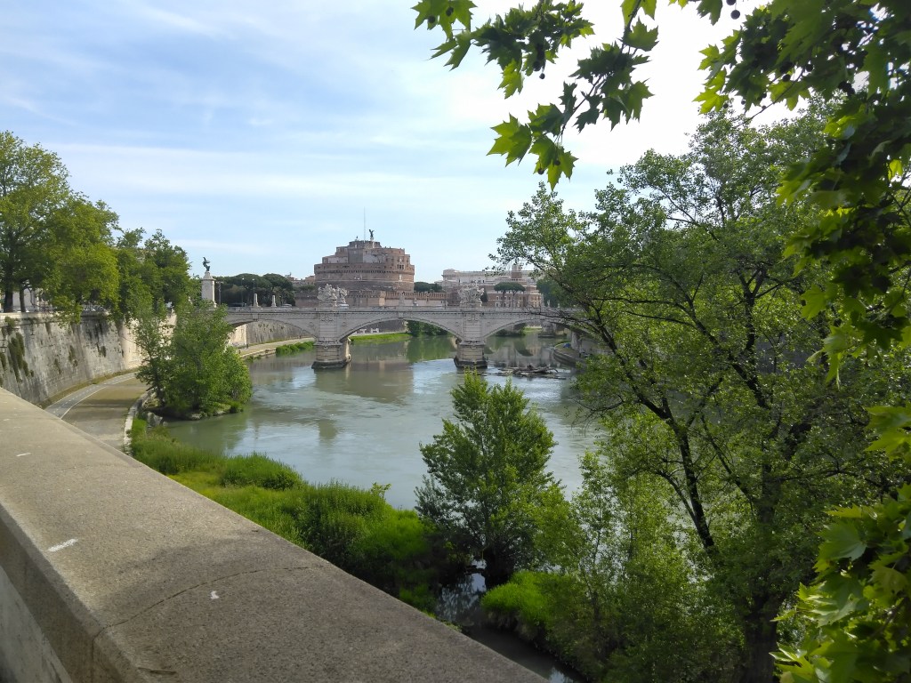 Näkymä sillalta joen mutkaan. 