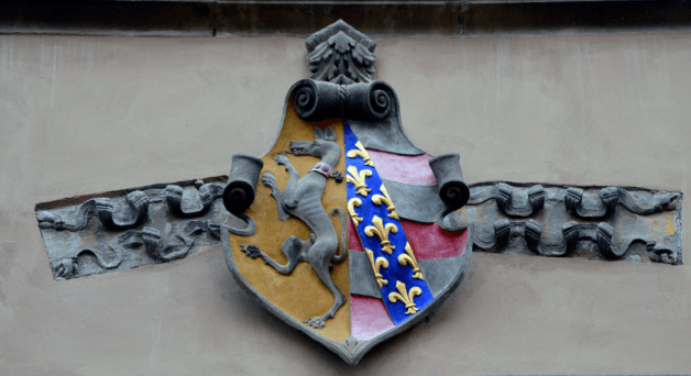 Keskiaikainen Buonagrazia- ja Turini-sukujen vaakuna, jossa muun muassa vinttikoira